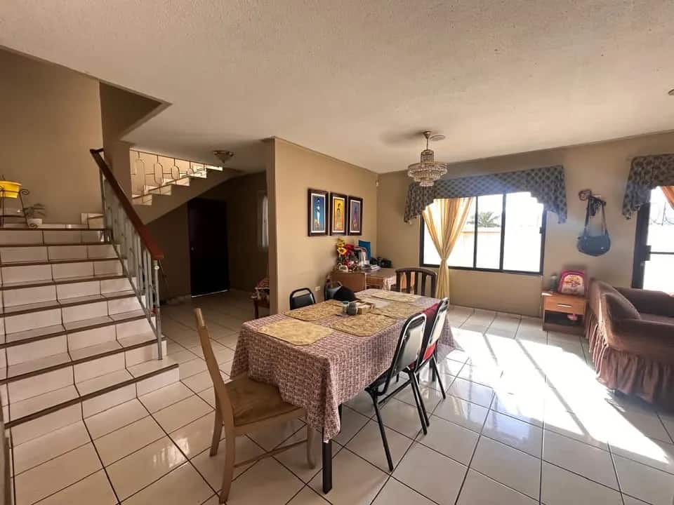 Venta de Casa Familiar de 3 Niveles en Lomas del Mayab - Tegucigalpa