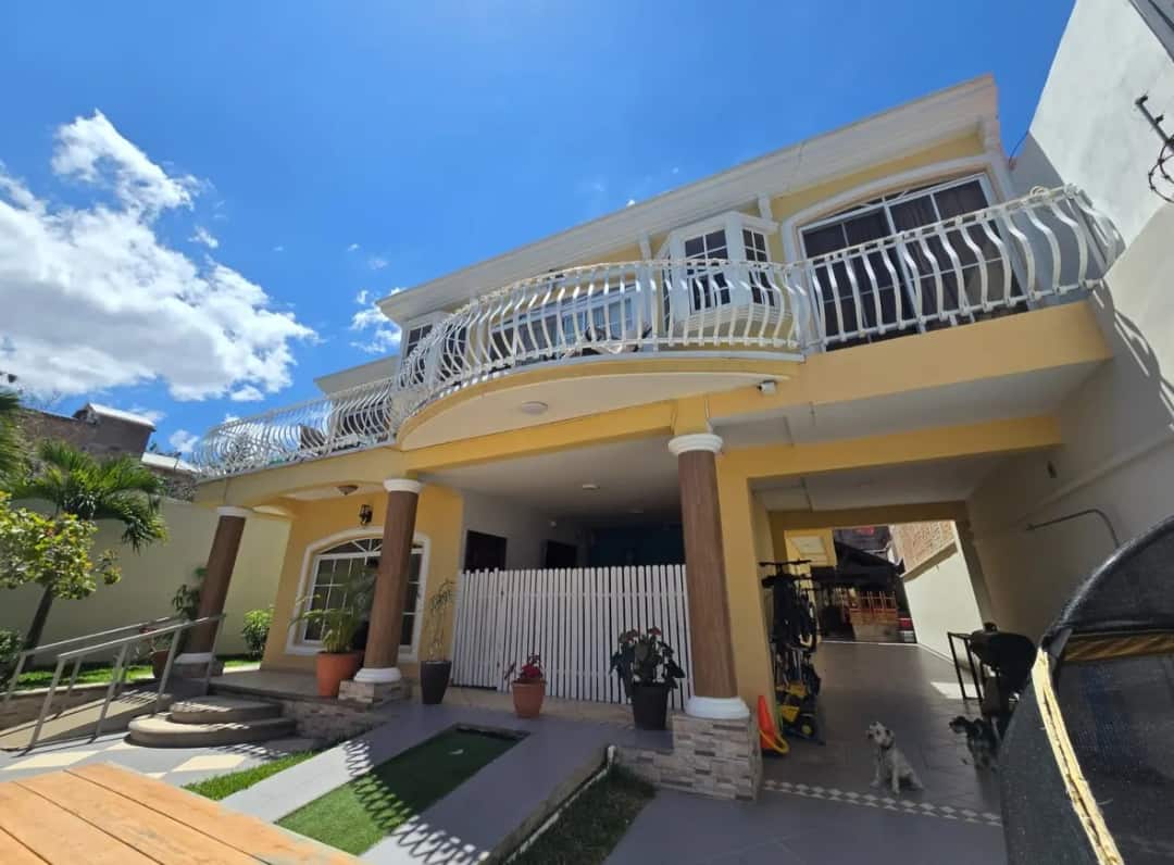 HERMOSA CASA EN VENTA - COLONIA LOS ÁNGELES, CIRCUITO CERRADO - Tegucigalpa