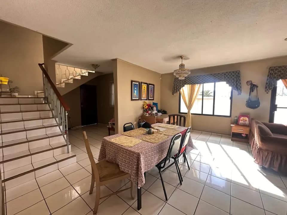 Venta de Casa Familiar de 3 Niveles en Lomas del Mayab - foto 1 de 17