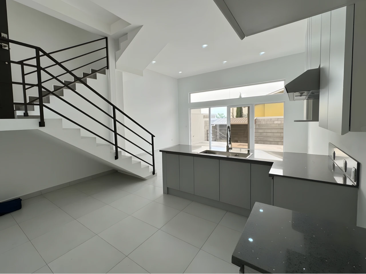 Casa en venta- Residencial Las Hadas miniatura 2